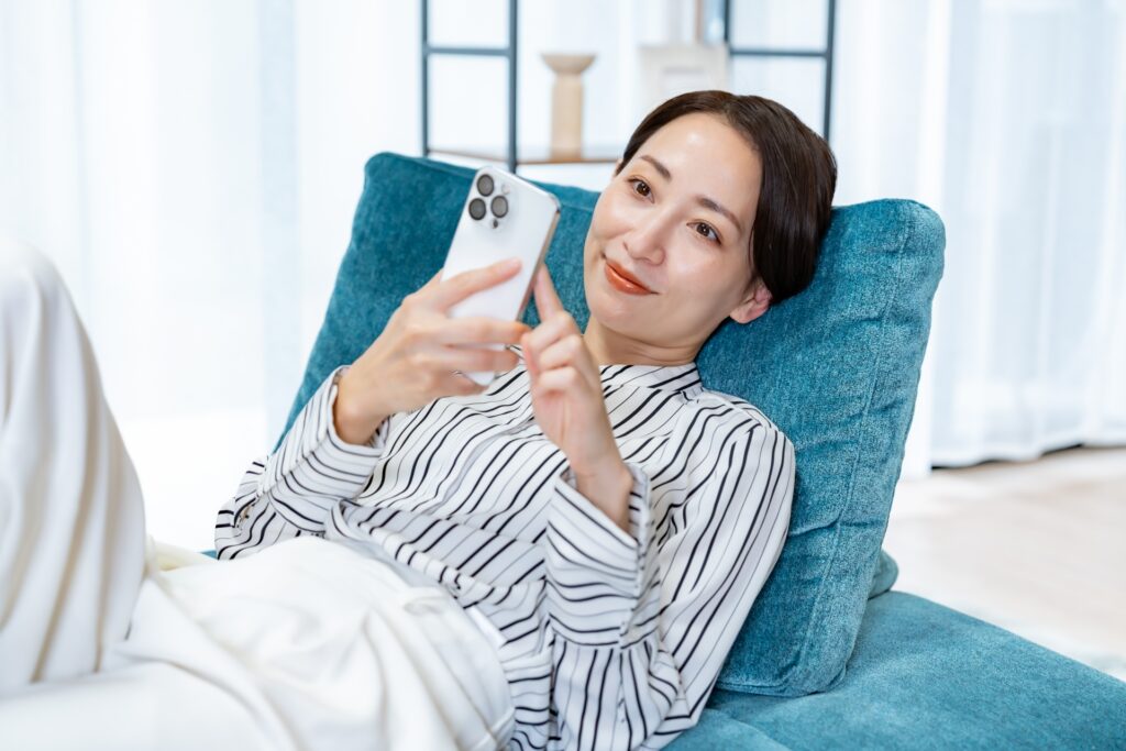 レンタを楽しむ女性