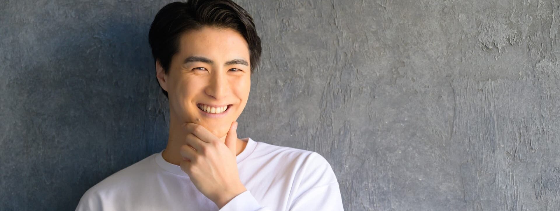 メンズリゼで医療脱毛を受ける男性のイメージと施術の雰囲気を示す画像